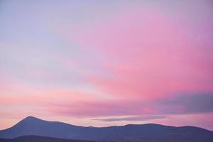 vista panorâmica das montanhas do nascer do sol nos cárpatos, ucrânia. a paisagem de montanha que inclui de cópia-espaço para texto foto
