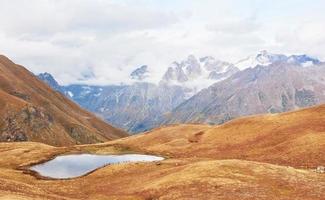 lago de montanha koruldi. Upper Svaneti, Geórgia, Europa. montanhas do cáucaso foto