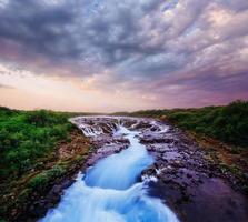 encostas suaves de montanhas cobertas de neve e geleiras. maravilhosa islândia na primavera. fantásticas nuvens dramáticas foto