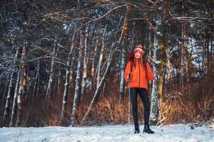 viajante de mulher com mochila caminhadas viagens estilo de vida aventura conceito férias ativas ao ar livre. bela paisagem floresta foto