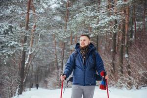 viajante de homem com mochila caminhadas viagens estilo de vida aventura conceito férias ativas ao ar livre. bela paisagem floresta foto