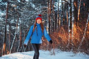 viajante de mulher com mochila caminhadas viagens estilo de vida aventura conceito férias ativas ao ar livre. bela paisagem floresta foto