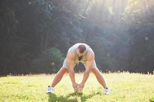 um jovem desportista se preparando para treinamento atlético e fitness ao ar livre. esporte, exercício, fitness, treino. estilo de vida saudável foto