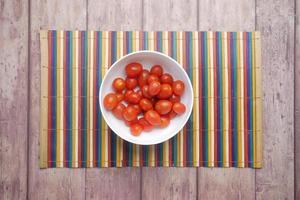 tomate cereja de cor vermelha na tigela foto