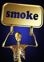 palavra de fumaça e esqueleto dourado foto