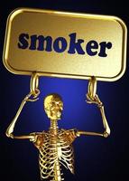 palavra de fumante e esqueleto dourado foto