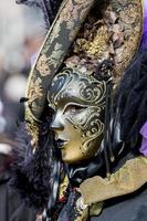 Veneza, Itália, 10 de fevereiro de 2013 - pessoa não identificada com máscara de carnaval veneziano em Veneza, Itália. em 2013 é realizada de 26 de janeiro a 12 de fevereiro