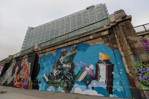 viena, áustria, 5 de fevereiro de 2014 - vista no graffiti na parede em viena. cidade de viena com o projeto wienerwand -vienna wall, oferece aos jovens artistas da cena do graffiti áreas jurídicas para sua arte. foto