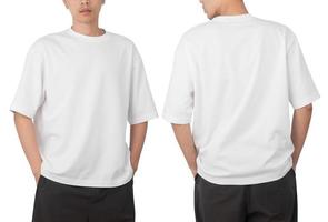 jovem com maquete de camiseta grande em branco na frente e atrás, usado como modelo de design, isolado no fundo branco com traçado de recorte foto