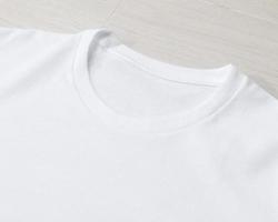 modelo de maquete de camiseta branca em branco no chão foto