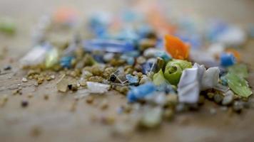 foto macro de partículas de microplástico reais autênticas recolhidas da praia com uma régua para mostrar seu tamanho. poluição da água e conceito de aquecimento global.