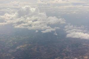 céu azul com nuvens no avião foto