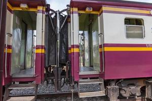 um vagão de trem na estação de trem foto