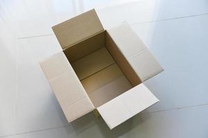 caixa de papelão aberta no fundo do chão vista de alto ângulo de uma caixa de papelão vazia ou caixa de encomendas foto