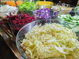 seleção de saladas em um buffet foto