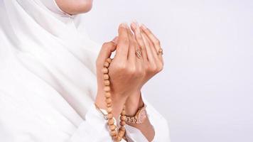 mulher muçulmana asiática rezar fundo branco isolado foto