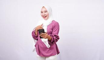 belas mulheres hijab segurando telefone isolado fundo branco foto