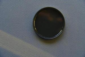 filtro de luz para uma lente fotográfica em um fundo cinza foto