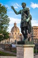 estátua do imperador césar em roma, itália. antigo modelo de liderança e autoridade. foto