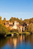 Turim, Itália - panorama ao ar livre com o cênico castelo de Turim Valentino ao nascer do sol no outono