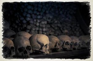 desenho em aquarela de ossos e crânios humanos. fileira de crânios. coleção de crânios. símbolo da morte, medo e mal foto