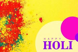 tigela de multi cores do conceito de festival indiano holi com fundo colorido e escrita feliz holi foto