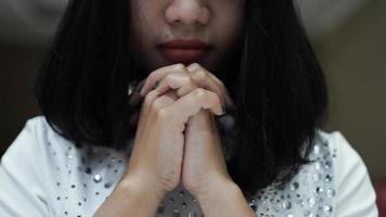 uma mulher cristã orando humildemente na igreja foto