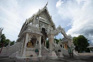 mosteiro no distrito de Ban kha, província de Ratchaburi, Tailândia foto