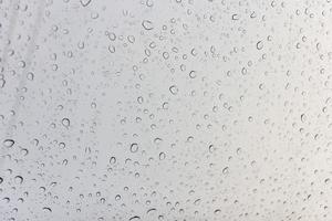 gotas de água no fundo da natureza de vidro foto