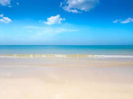 bela vista para o mar, céu azul, praia. foto