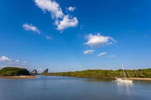 krabi, tailândia - 22 de janeiro de 2020 - bela vista natural de veleiro, barcos, cais, floresta de mangue e montanha khao khanab nam no rio krabi, krabi, tailândia. foto