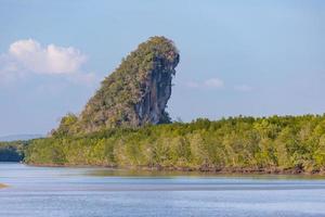 bela vista natural da montanha khao khanab nam no rio krabi, krabi, tailândia. foto