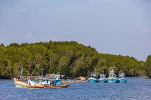 krabi, tailândia - 22 de janeiro de 2020 - velho barco de pesca no rio krabi, krabi, tailândia. foto