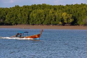 krabi, tailândia - 22 de janeiro de 2020 - barco de pesca no rio krabi, krabi, tailândia. foto