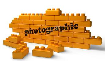 palavra fotográfica na parede de tijolos amarelos foto