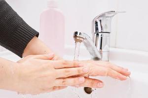 higiene, limpeza das mãos, lavagem das mãos com sabão foto