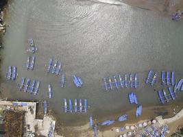 vista aérea superior de barcos tradicionais na praia da lagoa na indonésia foto