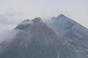 vista panorâmica na montanha merapi, um destino popular em yogyakarta, indonésia. vista da paisagem do vulcão indonésia foto