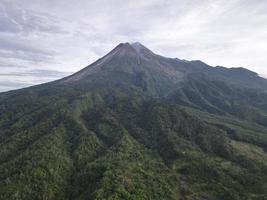 vista aérea da paisagem do monte merapi com campo de arroz e vila em yogyakarta, vista da paisagem do vulcão indonésia. foto