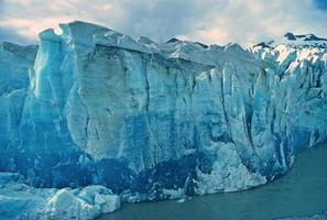 gelo azul no alasca foto