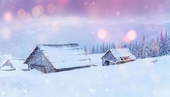 cabana nas montanhas no inverno, fundo com alguns destaques suaves e flocos de neve. Cárpatos, Ucrânia. foto