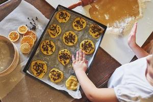 cozinhando biscoitos. feliz Ano Novo foto