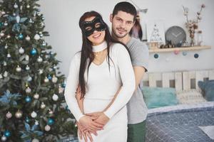 foto de jovem casal se abraçando na época do natal