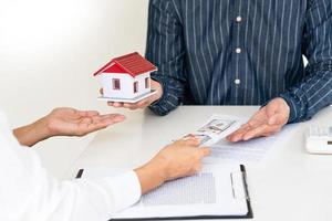 representante de venda oferecer contrato de compra de casa para comprar uma casa ou apartamento ou discutir sobre empréstimos e taxas de juros.