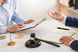 assessoria jurídica apresenta ao cliente na negociação de um contrato consultas sérias, conceitos de direito e serviços jurídicos foto