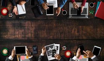 vista superior do grupo de negócios de reunião de pessoas ocupadas multiétnicas foto