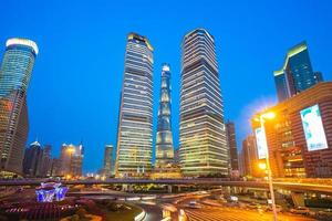 visão noturna do distrito de lujiazui em xangai, china foto