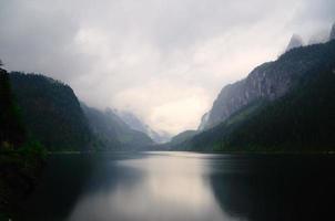 lago gosau no nevoeiro foto