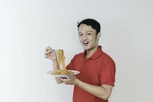 retrato de feliz jovem asiático gosta de macarrão. comendo o conceito de almoço. foto