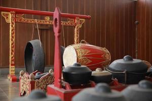 instrumentos tradicionais de música de percussão java ou bali chamados gamelan foto